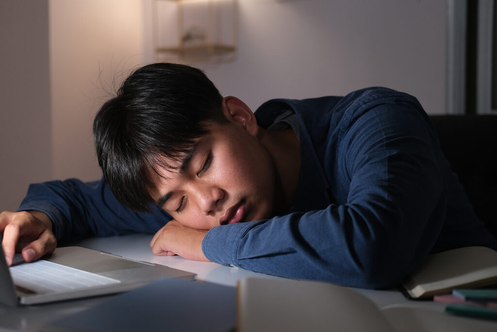 高中生熬夜，一覺醒來臉歪了